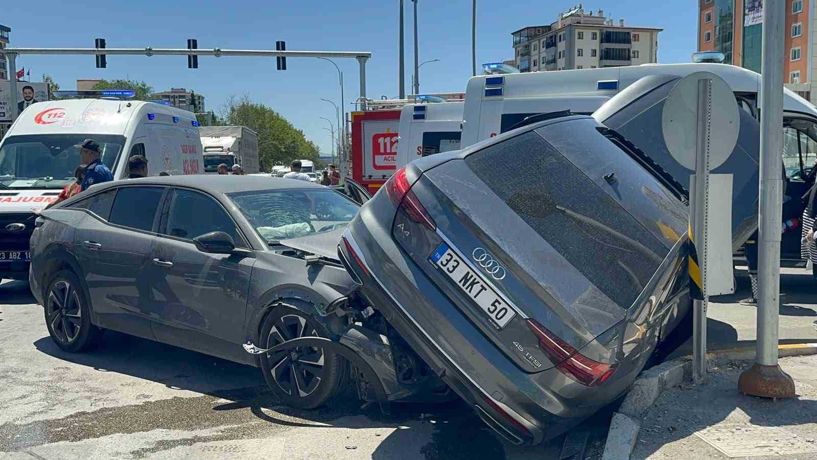 Elazığ’da otomobiller çarpıştı: 5 yaralı