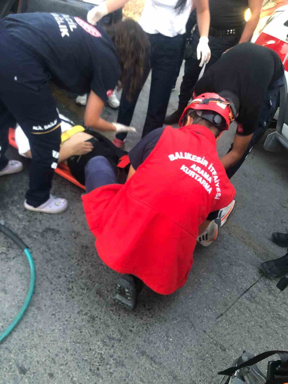 Ters dönen otomobildeki sürücü, sıkıştığı yerden kurtarıldı