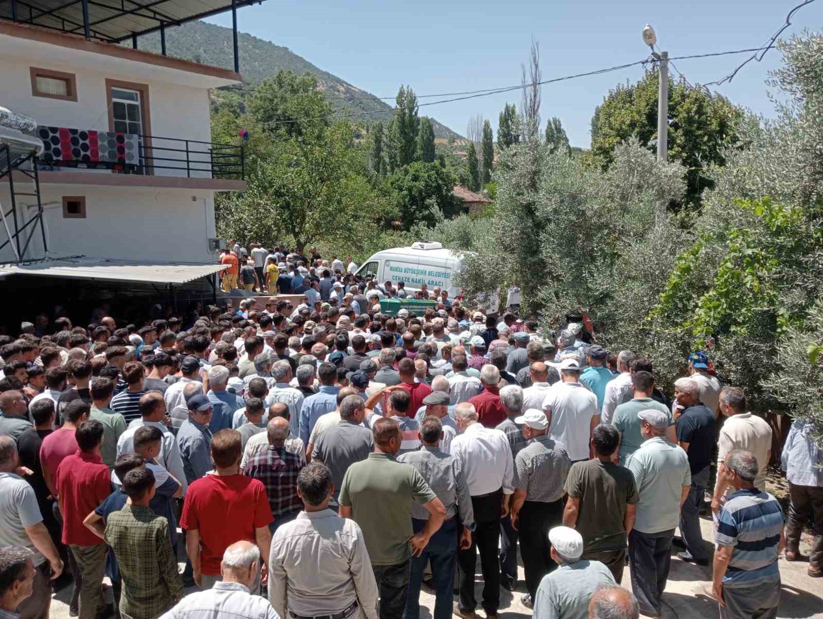 Traktörü durdurmak isterken hayatından oldu