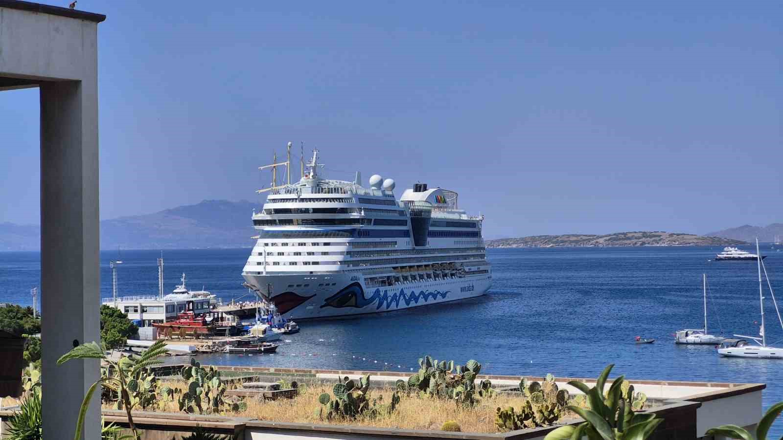 Bodrum’a 3 gemiyle 2 bin 761 turist geldi