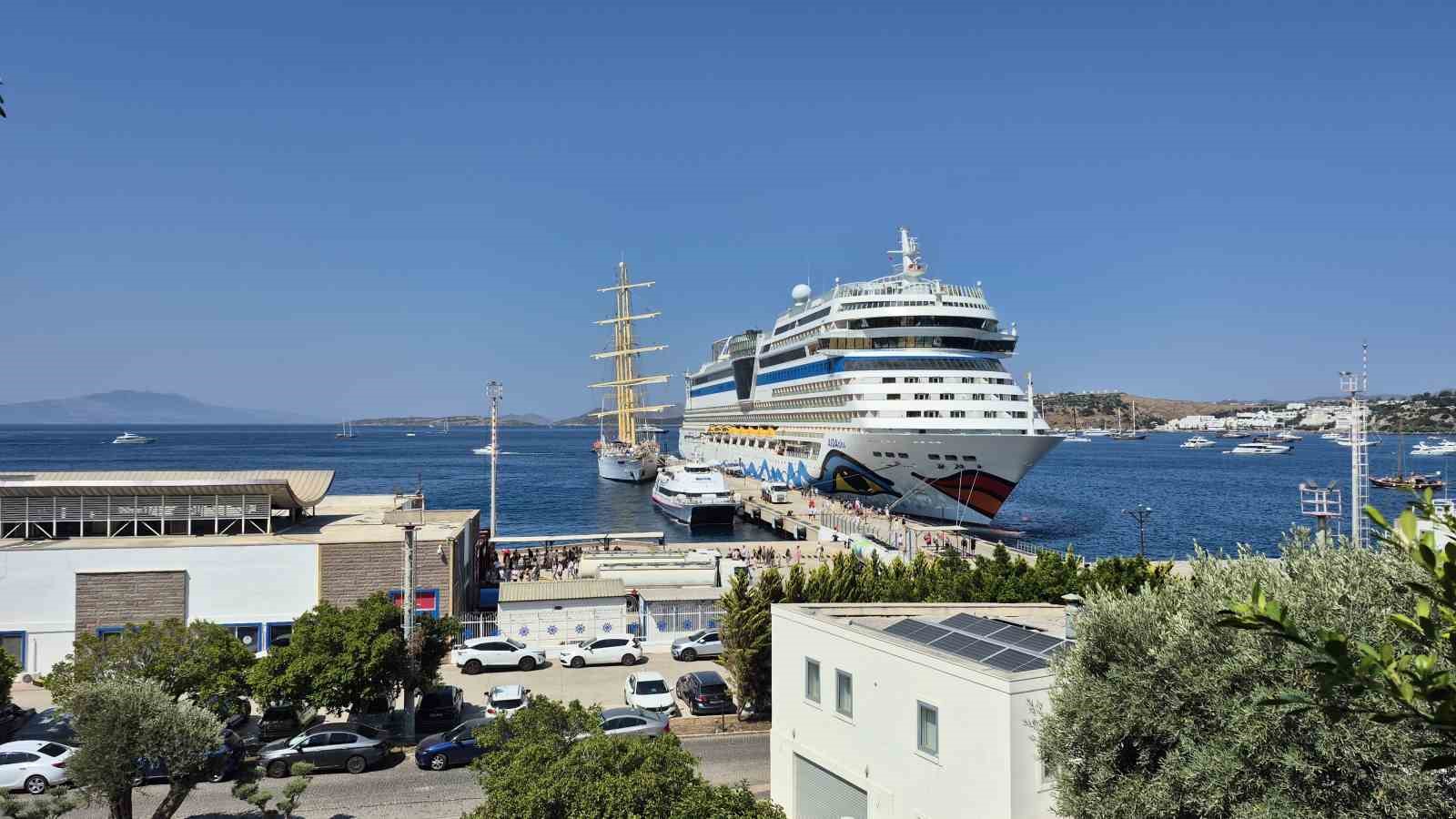 Bodrum’a 3 gemiyle 2 bin 761 turist geldi
