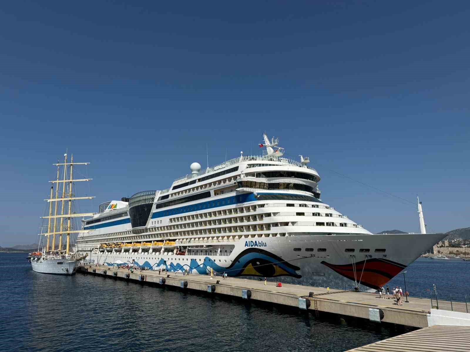 Bodrum’a 3 gemiyle 2 bin 761 turist geldi