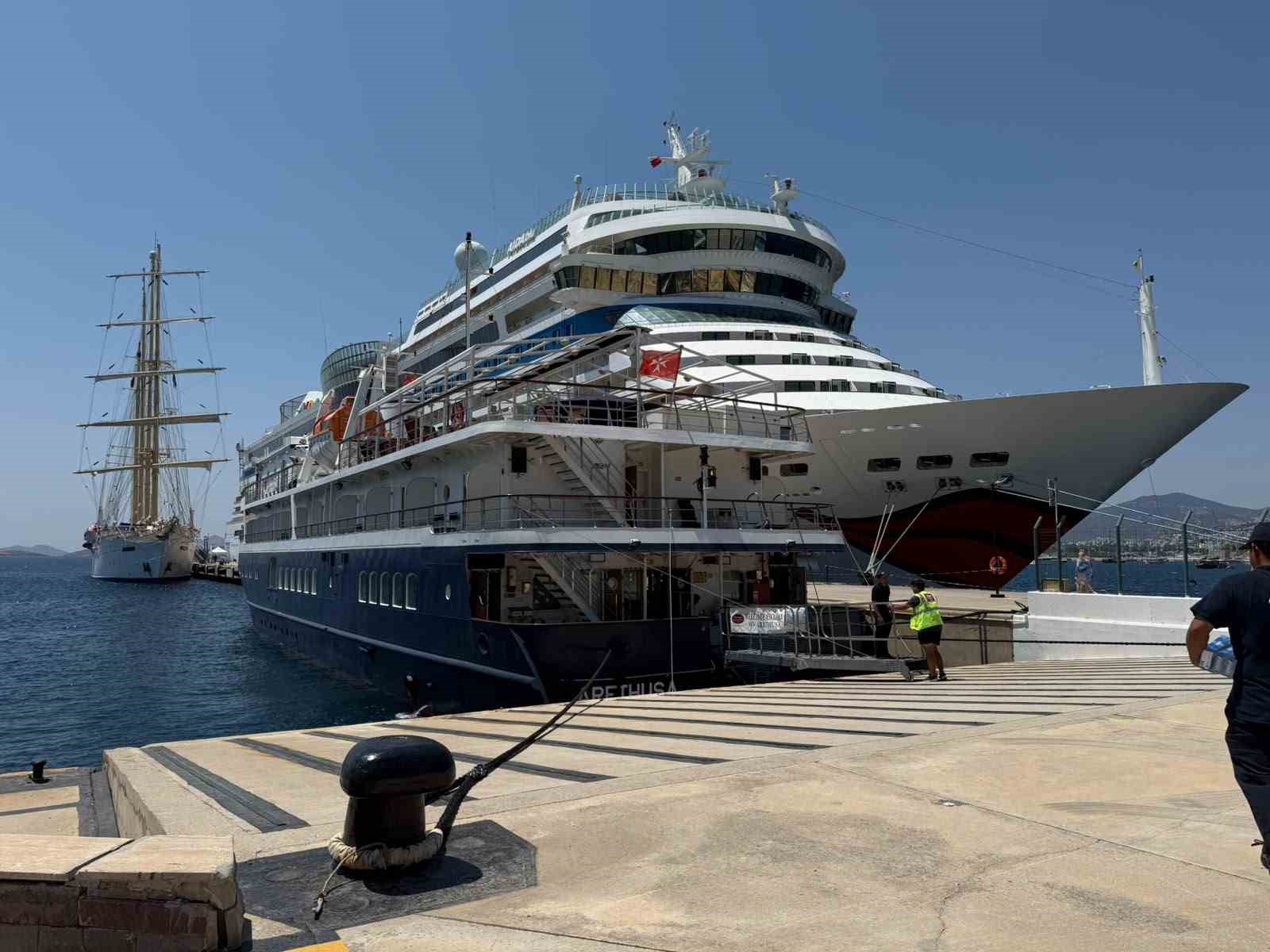 Bodrum’a 3 gemiyle 2 bin 761 turist geldi