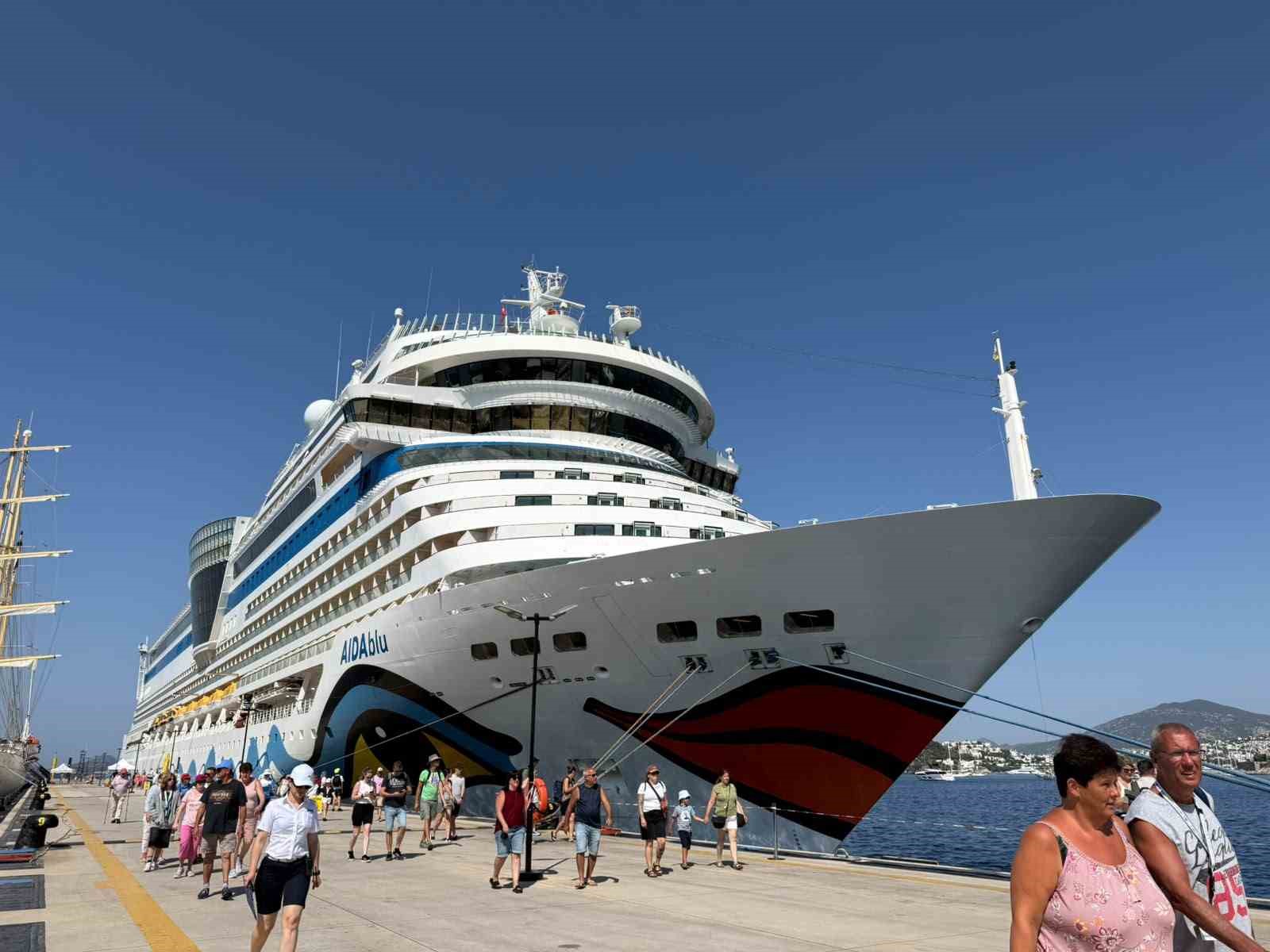 Bodrum’a 3 gemiyle 2 bin 761 turist geldi