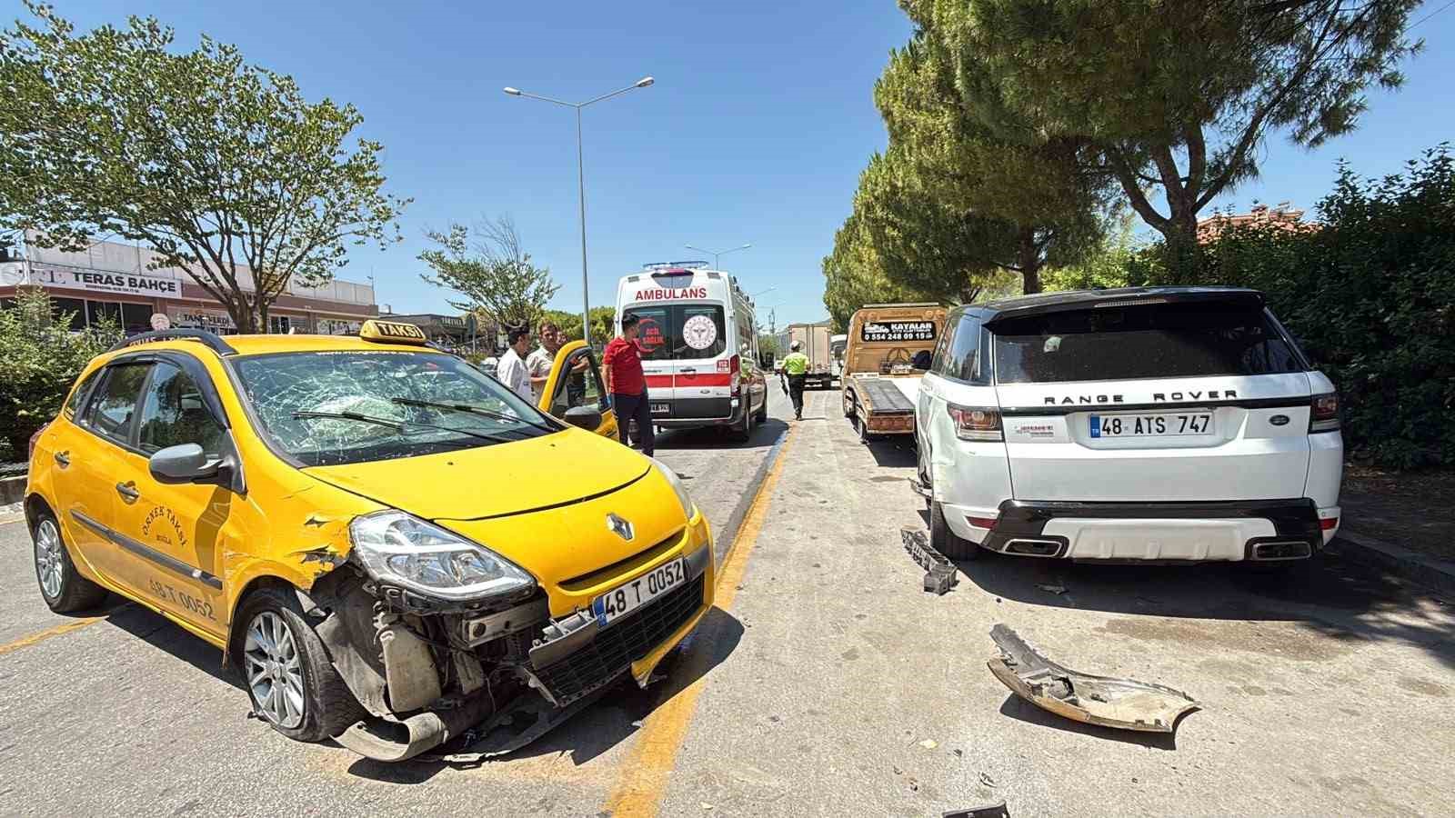 Menteşe’de park halindeki araçlara çarpan taksinin sürücüsü yaralandı