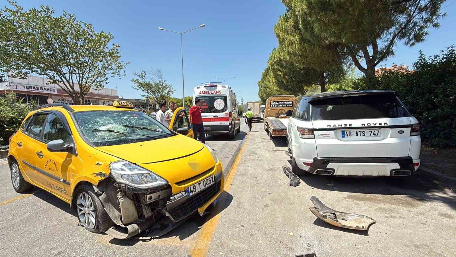 Menteşe’de park halindeki araçlara çarpan taksinin sürücüsü yaralandı