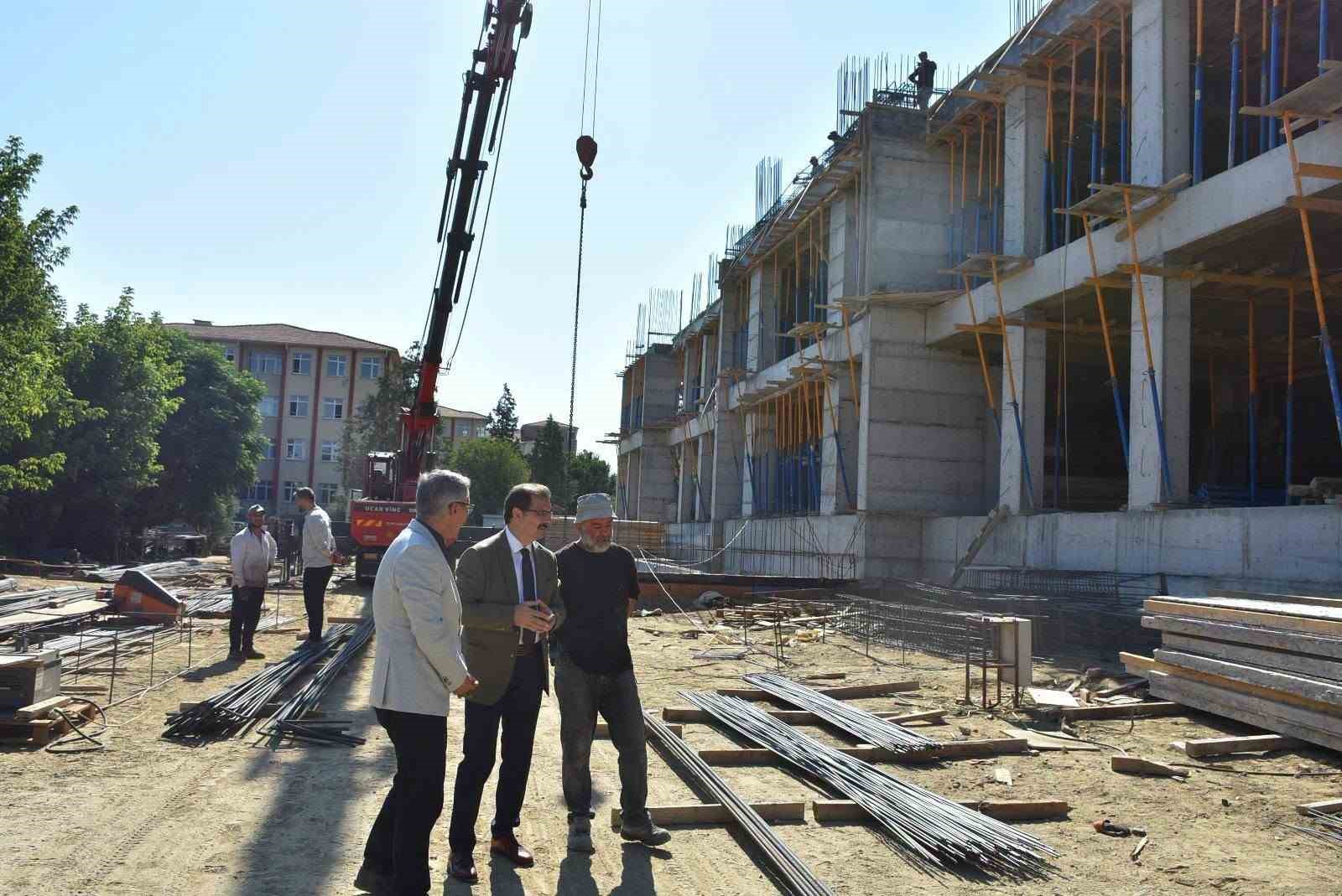 Salihli’de iki yeni okul yükseliyor