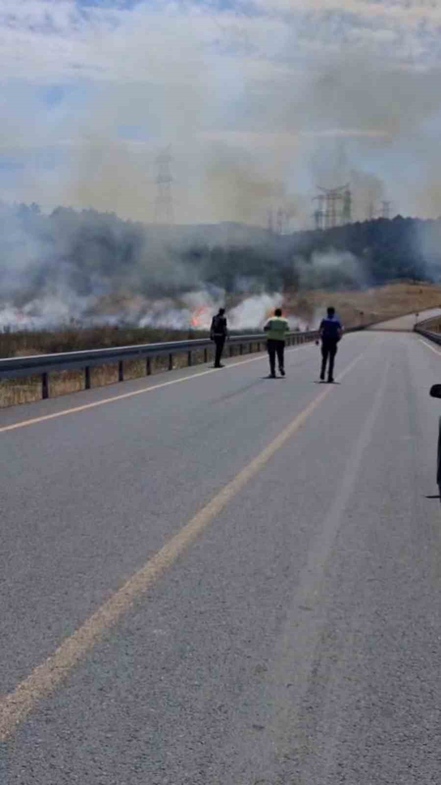 Sultangazi’de otluk alanda çıkan yangın ormana sıçradı