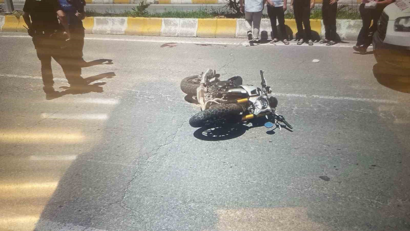 Patnos’ta motosiklet sürücüsü metrelerce sürüklendi