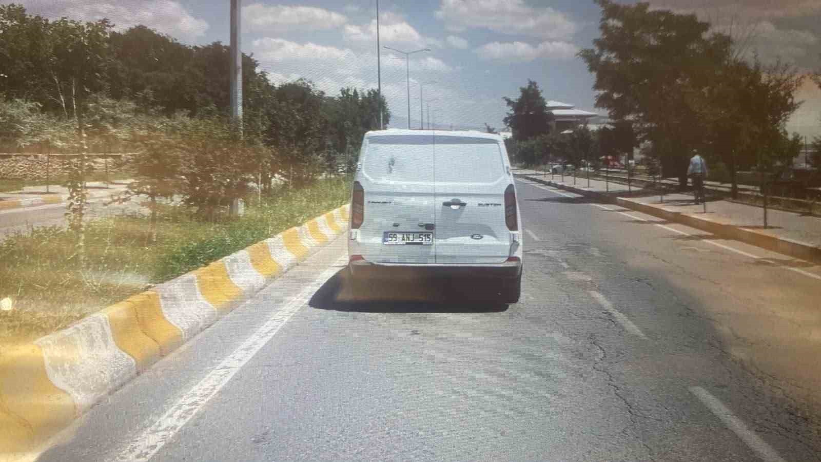 Patnos’ta motosiklet sürücüsü metrelerce sürüklendi