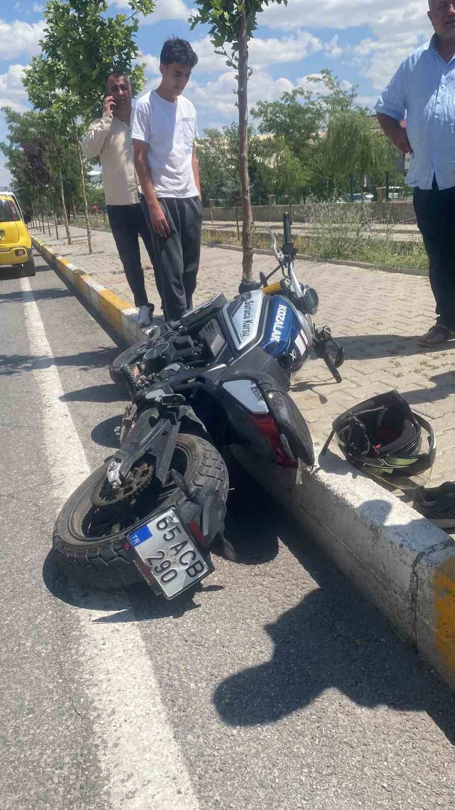Patnos’ta motosiklet sürücüsü metrelerce sürüklendi
