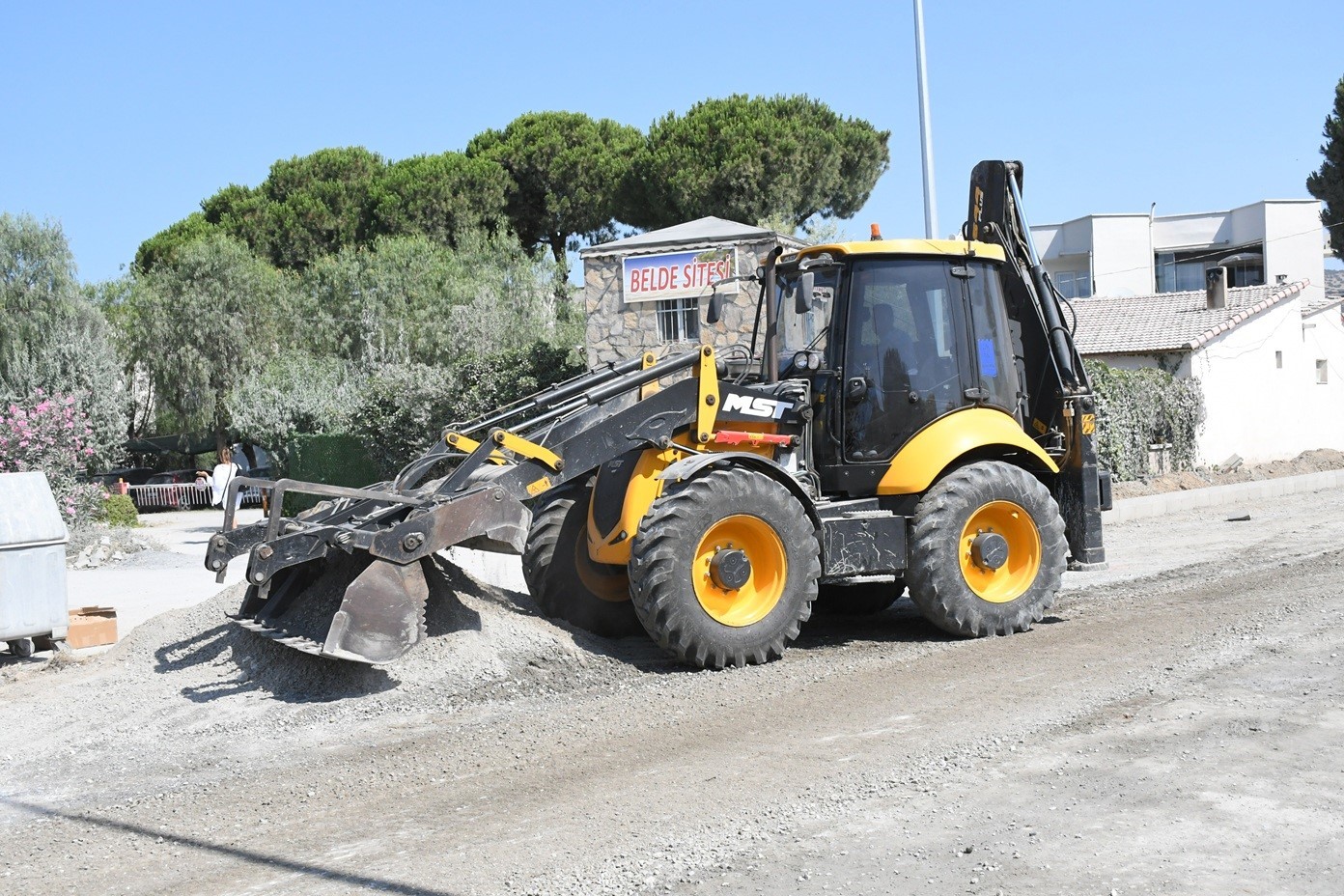 Kuşadası’nda sıcak asfalt çalışması
