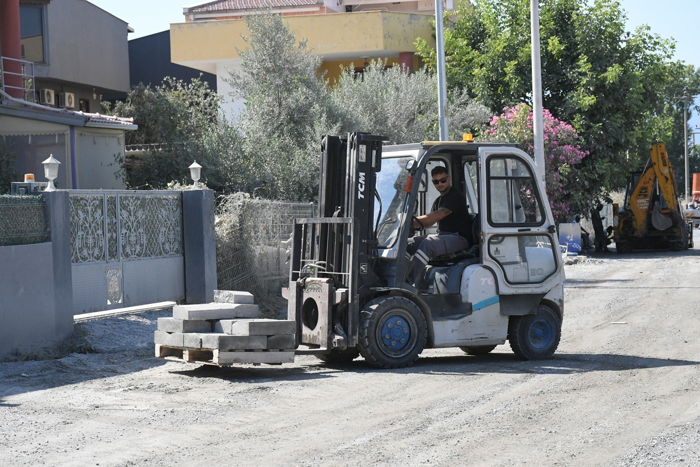 Kuşadası’nda sıcak asfalt çalışması