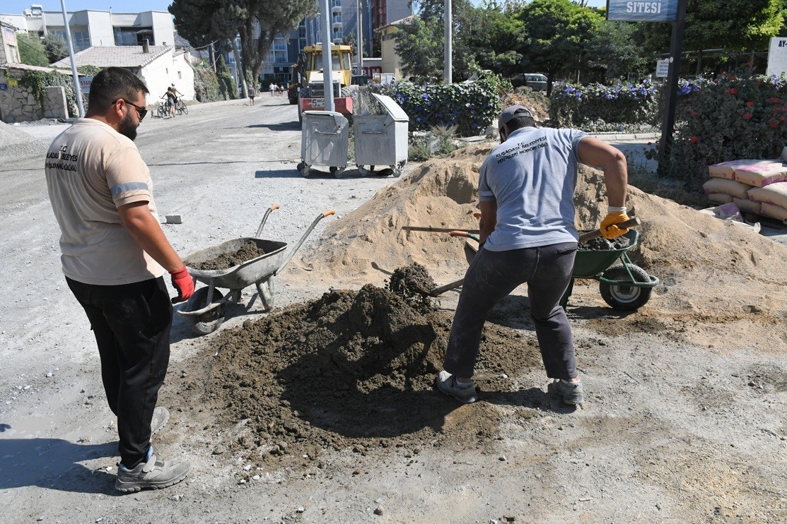 Kuşadası’nda sıcak asfalt çalışması