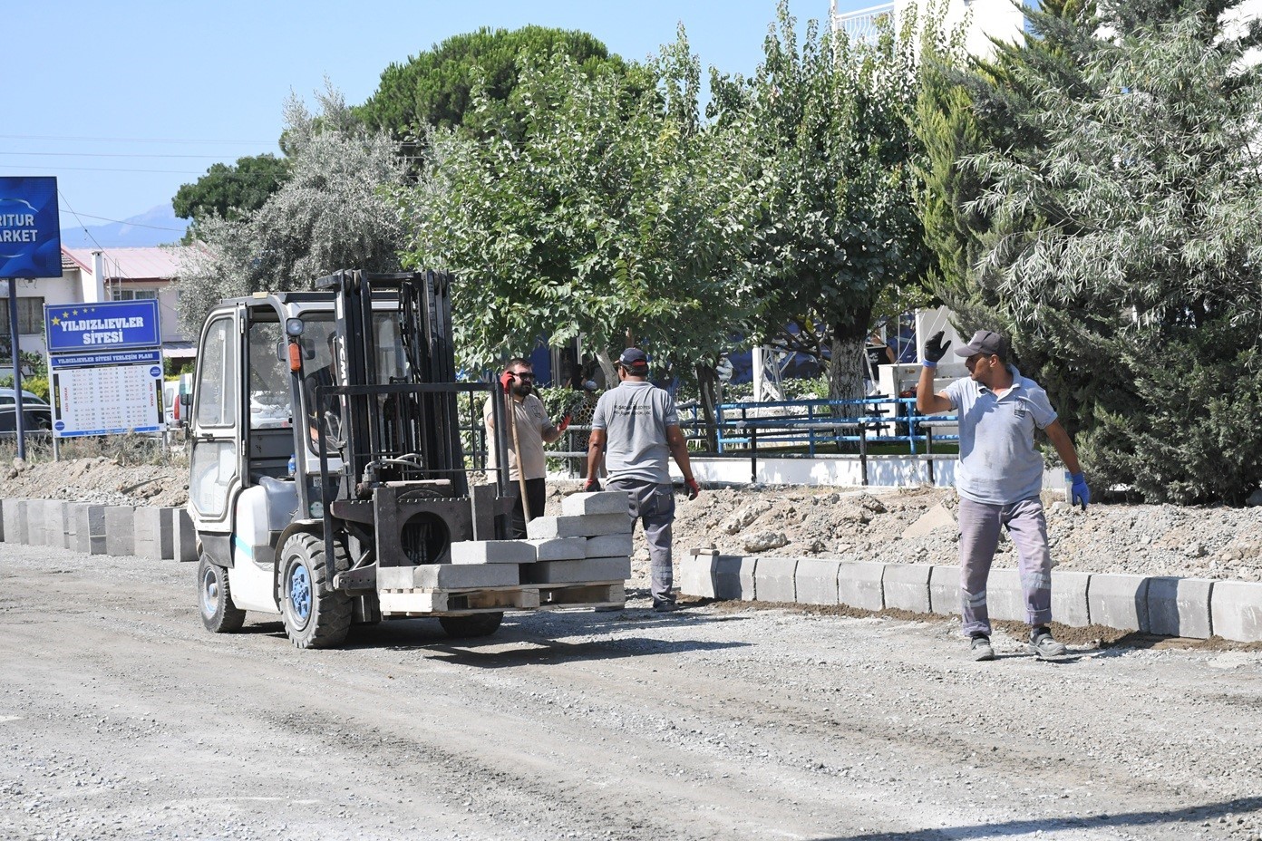 Kuşadası’nda sıcak asfalt çalışması