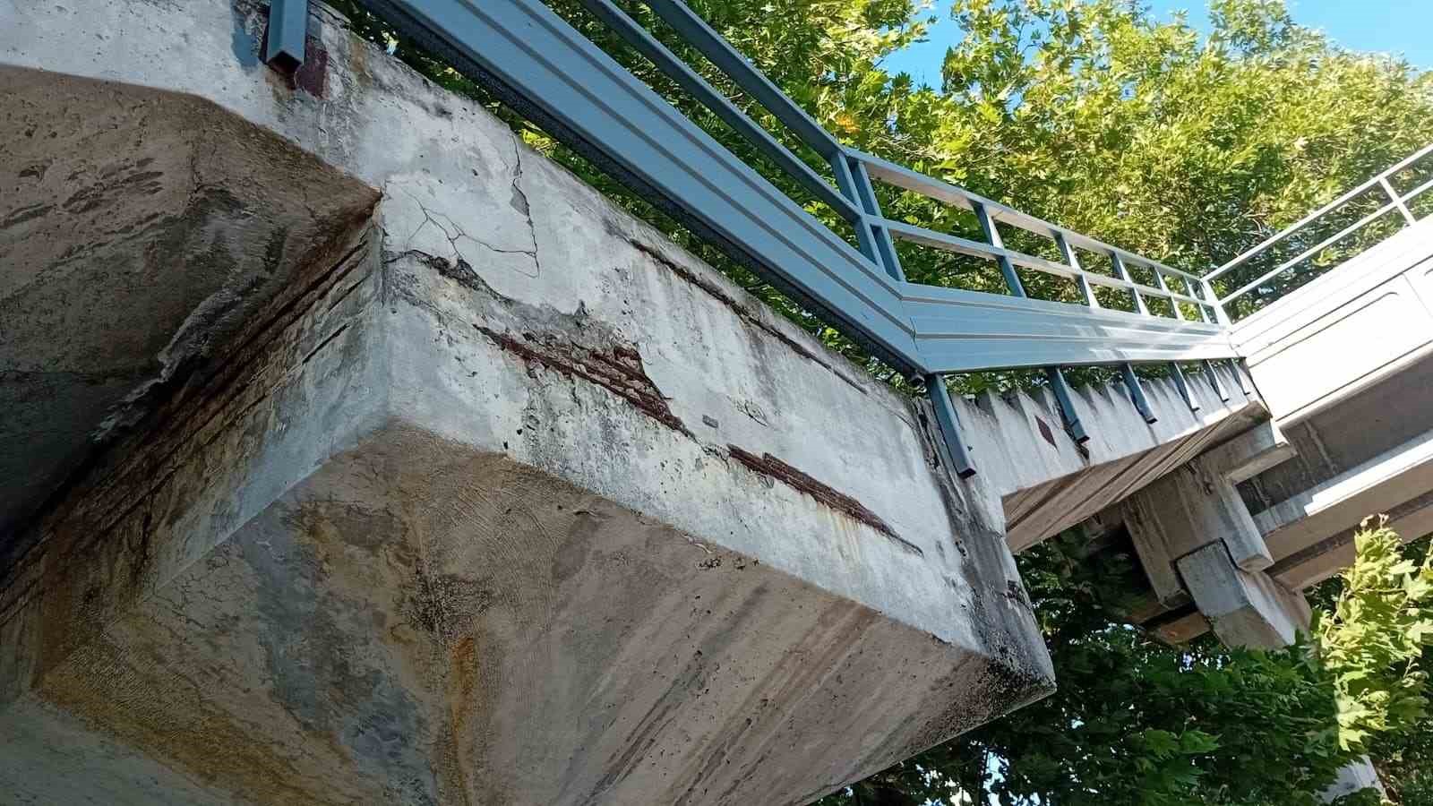 Zonguldak’ta hasar gören üst geçit, yaya ve araçları tedirgin ediyor