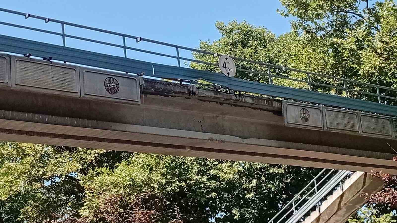 Zonguldak’ta hasar gören üst geçit, yaya ve araçları tedirgin ediyor
