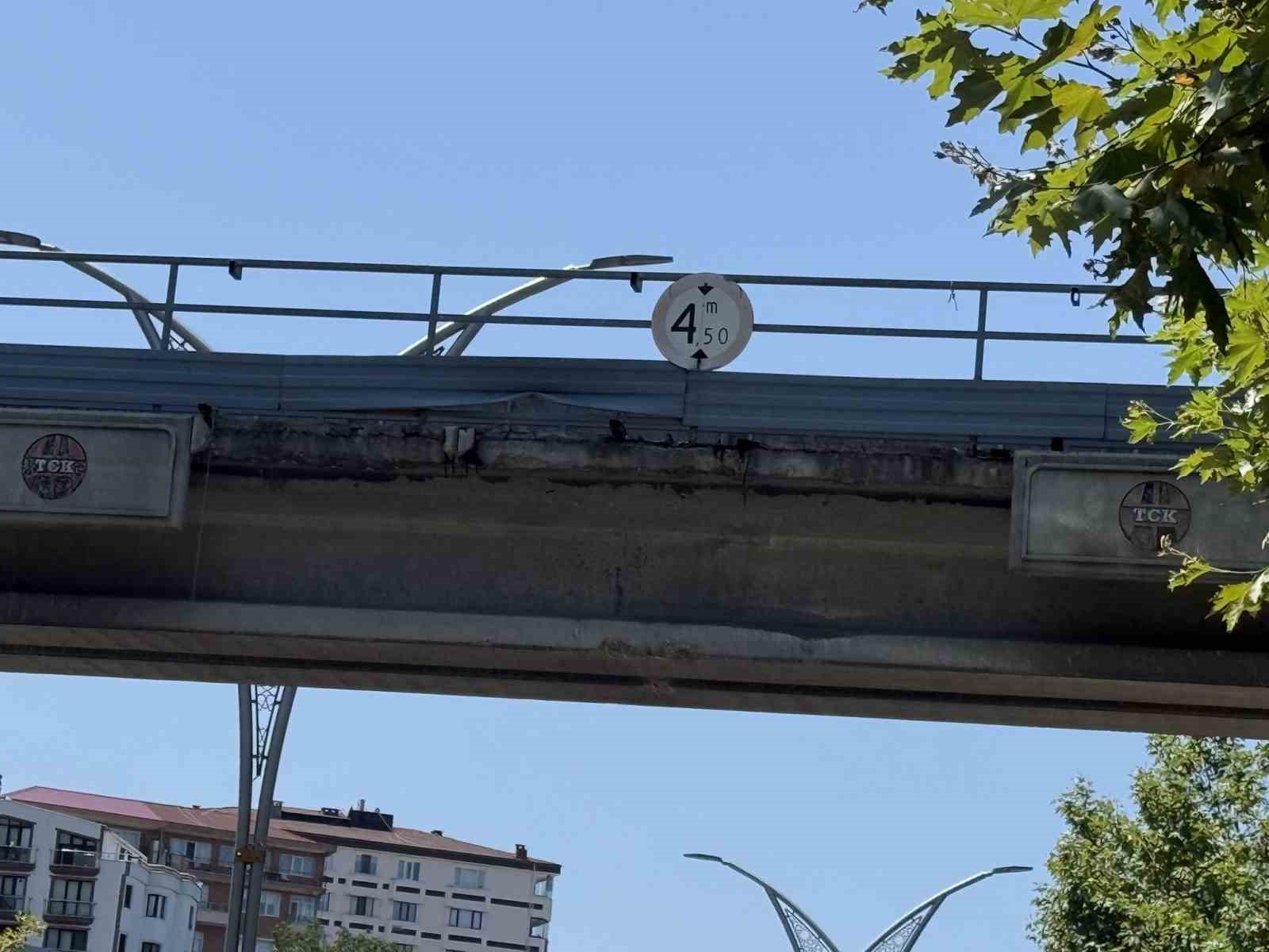 Zonguldak’ta hasar gören üst geçit, yaya ve araçları tedirgin ediyor