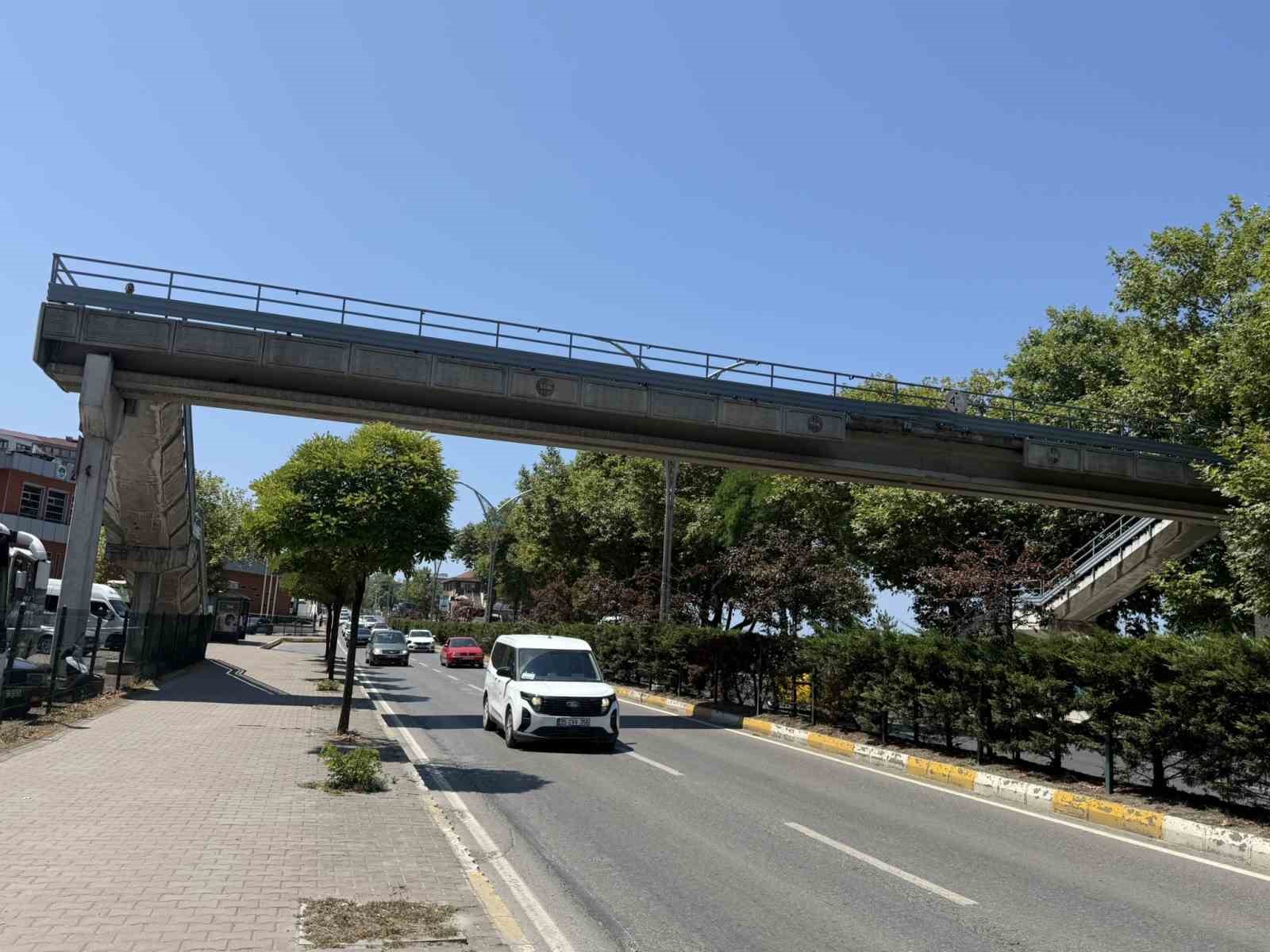 Zonguldak’ta hasar gören üst geçit, yaya ve araçları tedirgin ediyor