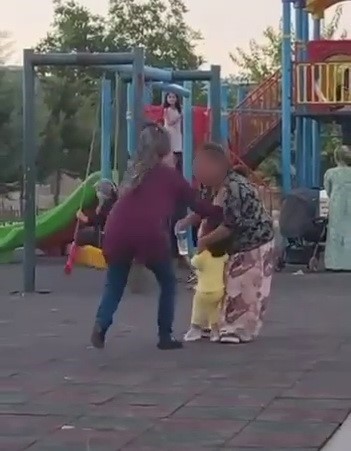 Ağlayan çocuğu sakinleştirmeye çalışan engelli kadın dayak yedi