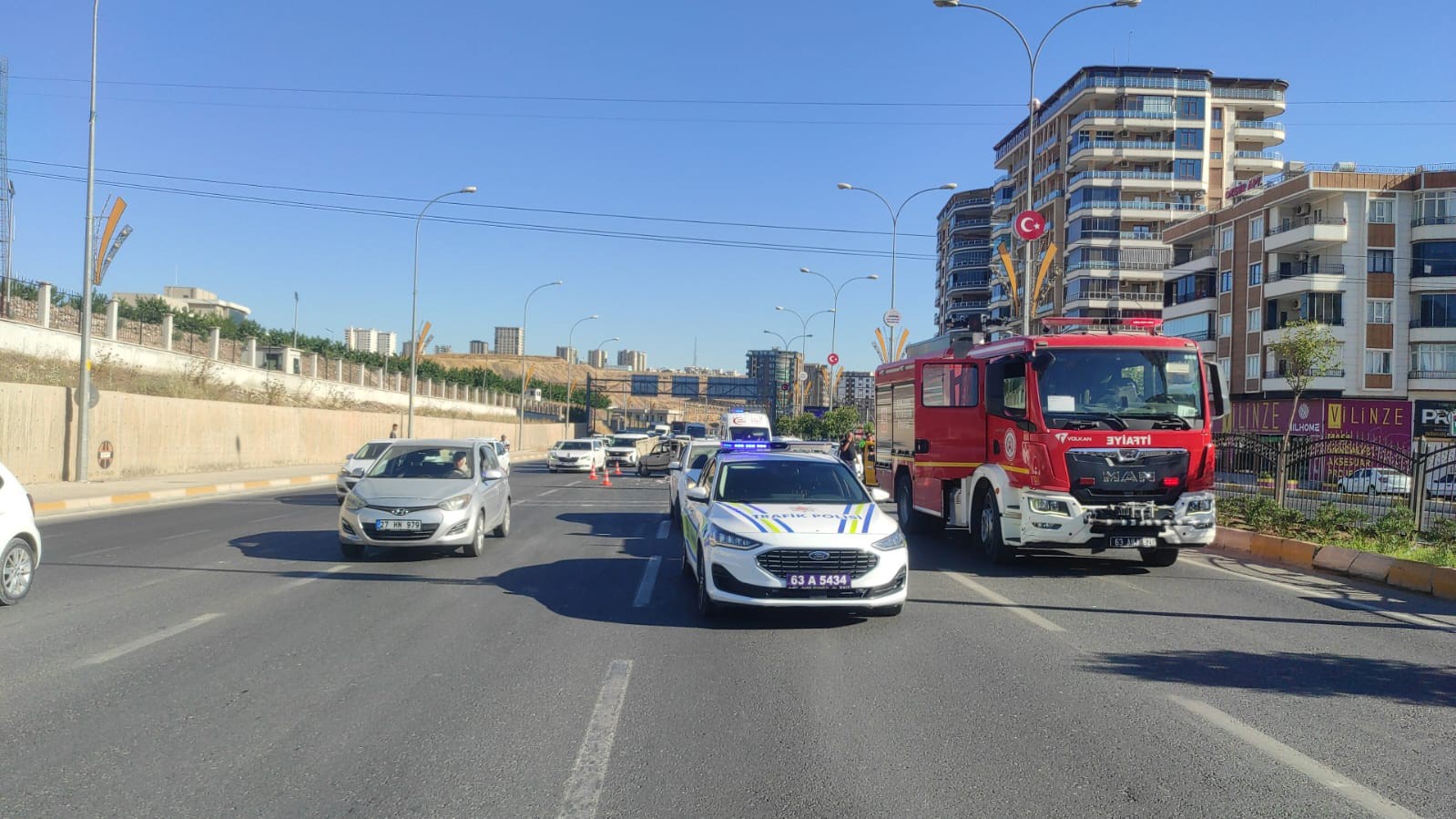 Şanlıurfa’da 4 aracın karıştığı zincirleme kazada 1 kişi yaralandı