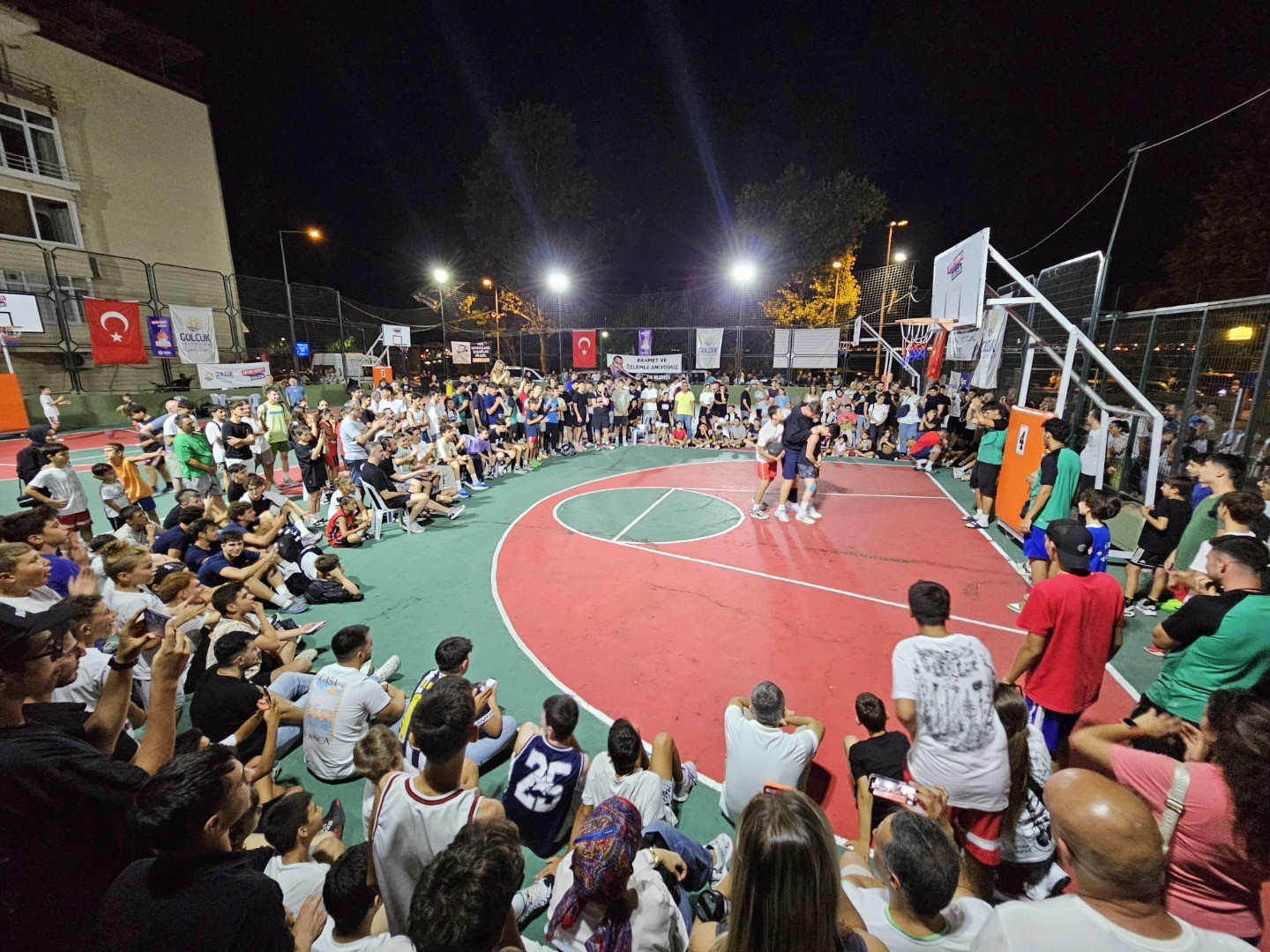 Gölcük’te potalar sokak basketbolu için kuruluyor