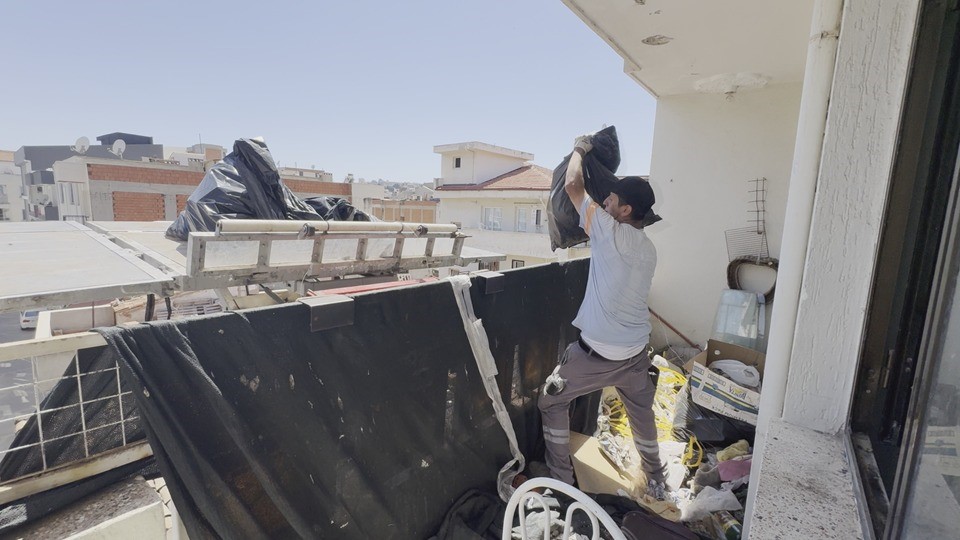 Kuşadası’nda çöp evden 2,3 ton atık çıkarıldı
