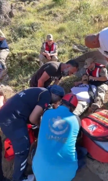 Tunceli’de ayağını burkan genç için ekipler seferber oldu