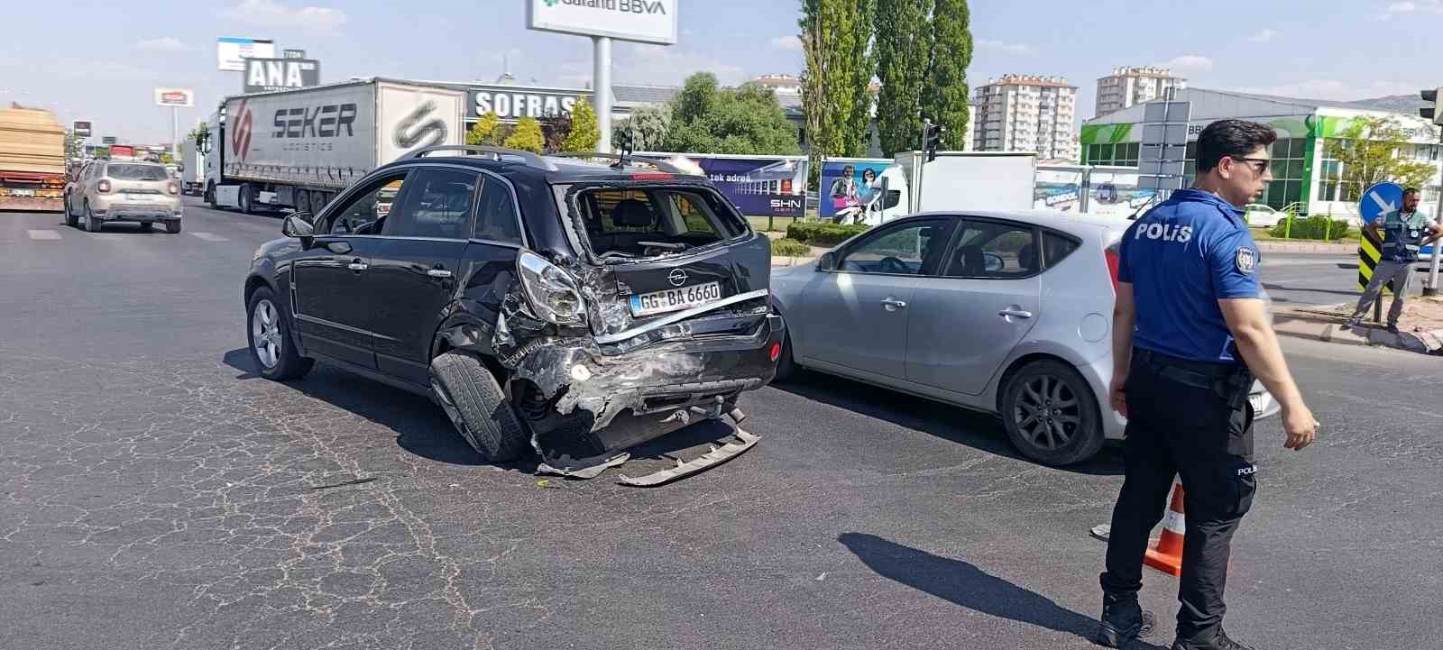 Yolcu minibüsü ile otomobil çarpıştı: 8 yaralı