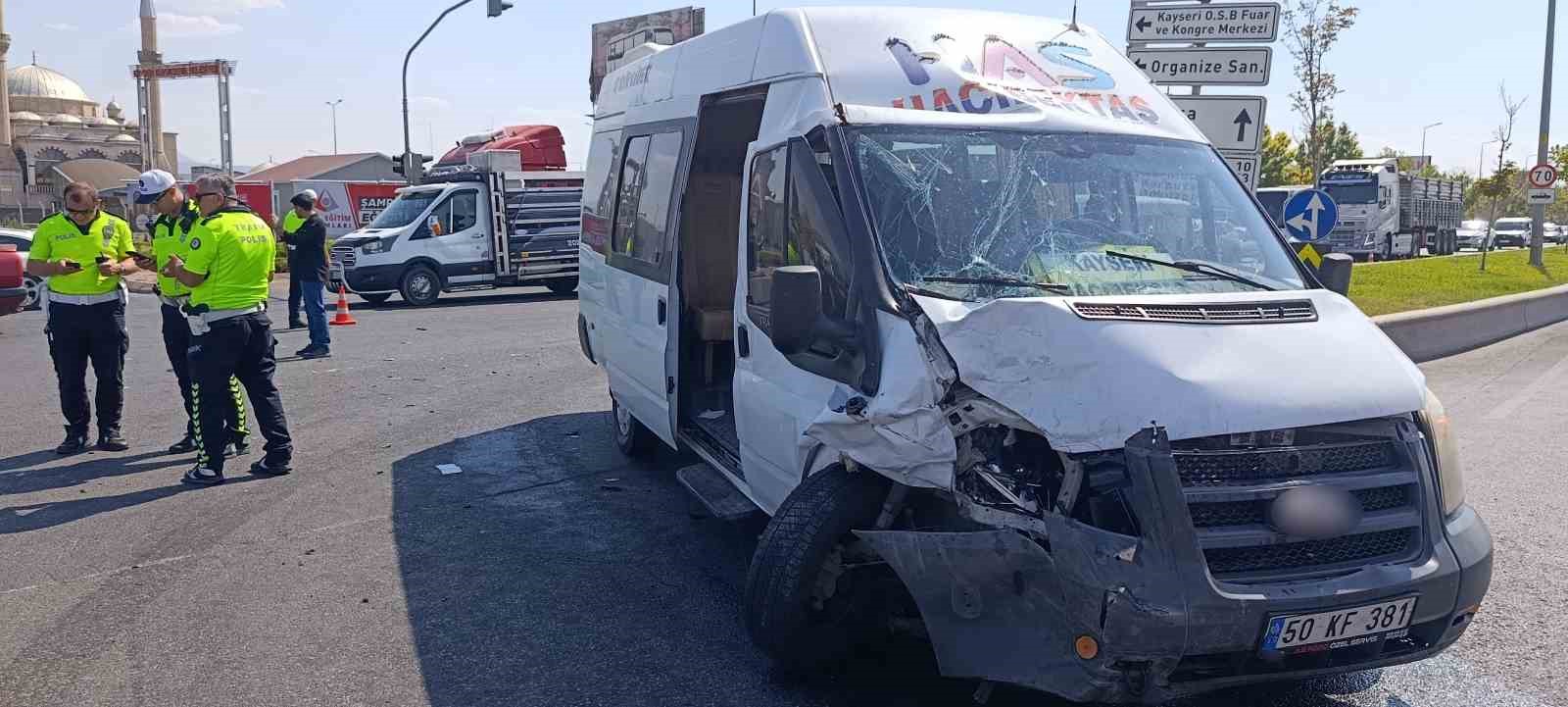 Yolcu minibüsü ile otomobil çarpıştı: 8 yaralı