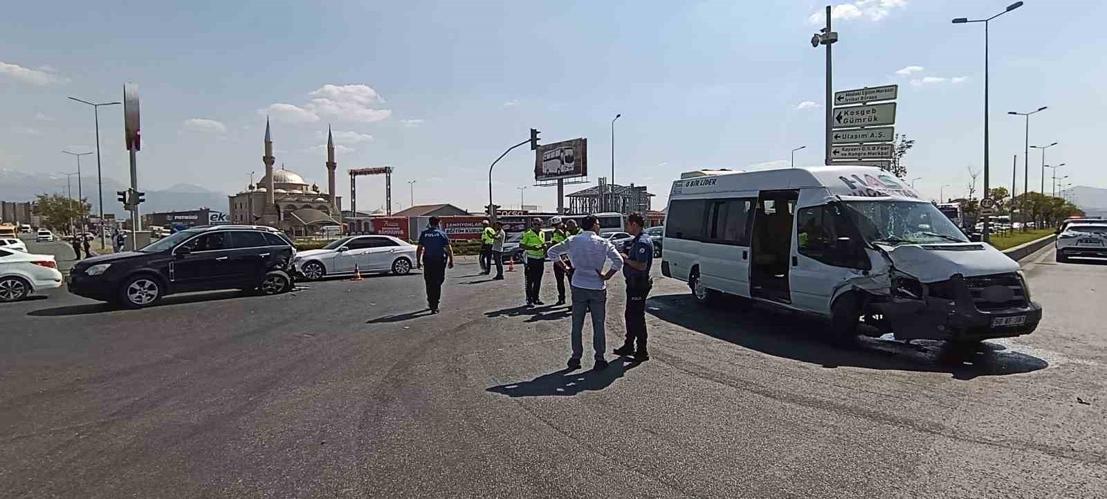 Yolcu minibüsü ile otomobil çarpıştı: 8 yaralı