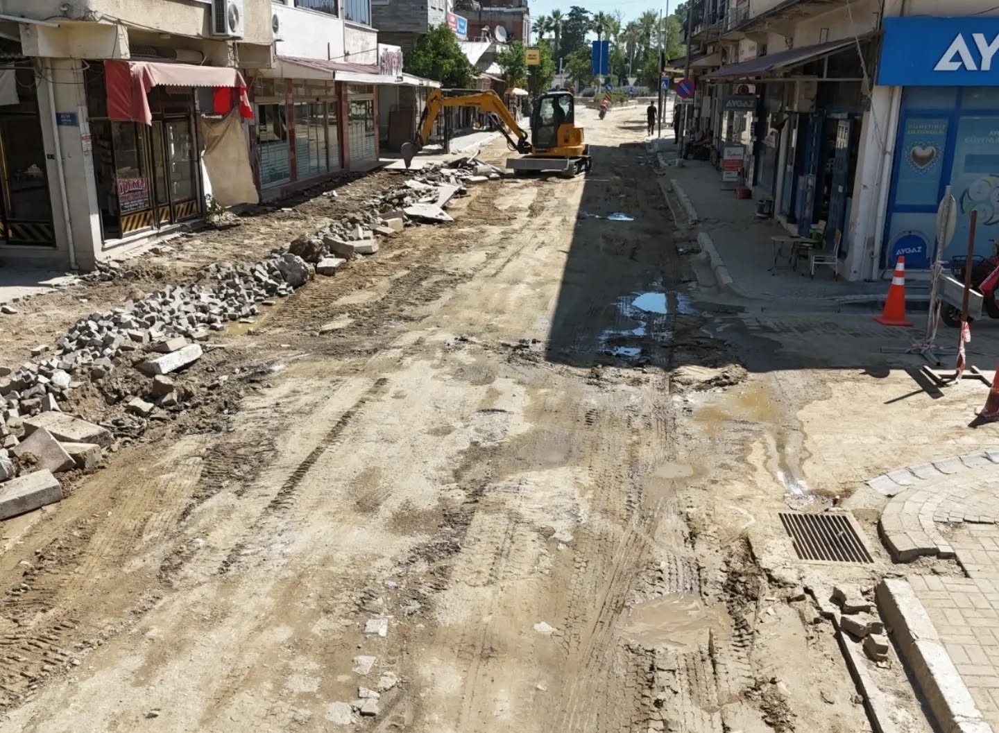 Yenipazar’da yol yenileme çalışmaları Yörük Ali Efe Caddesi’nde sürüyor