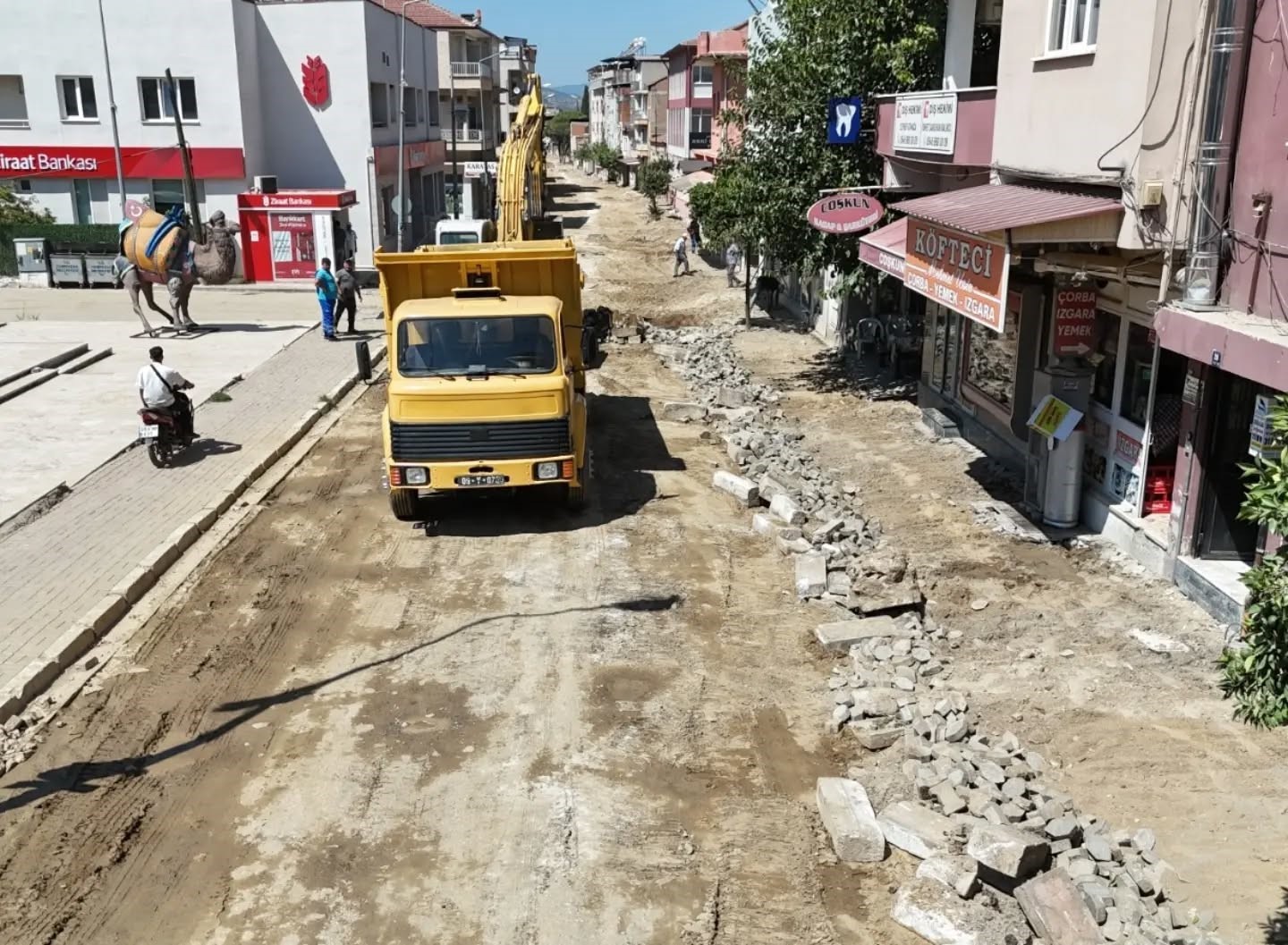 Yenipazar’da yol yenileme çalışmaları Yörük Ali Efe Caddesi’nde sürüyor