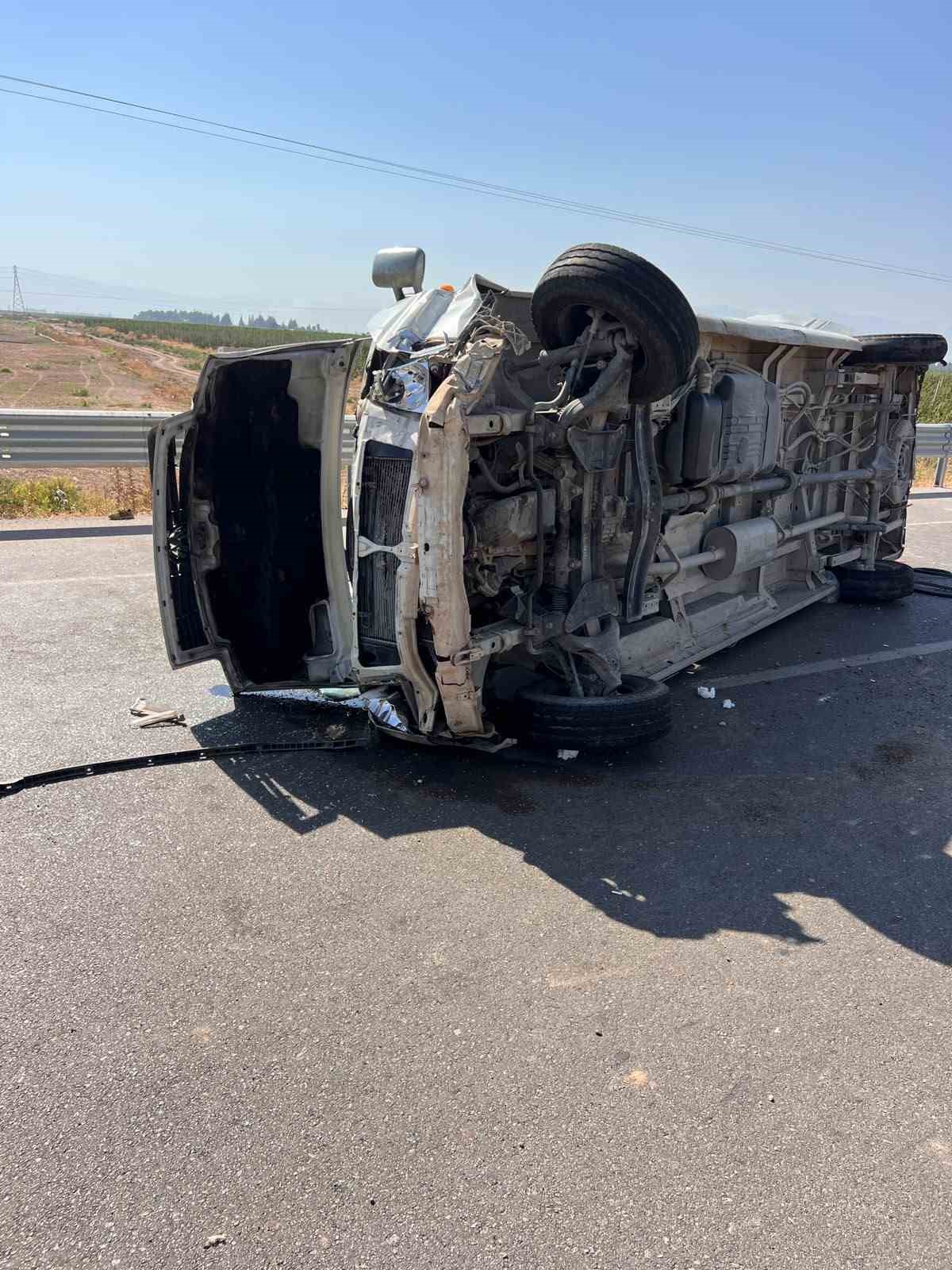 Tarım işçilerini taşıyan minibüs devrildi: 1’i ağır 5 yaralı