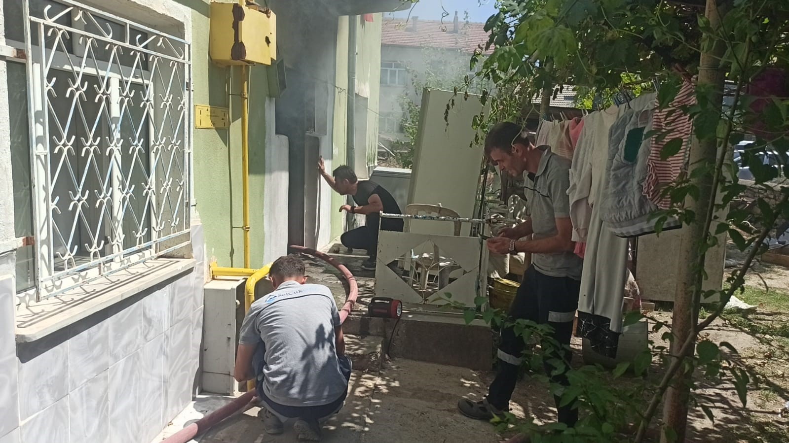 Evde yangın çıktı, kilitli kalan 5 çocuk kurtarıldı
