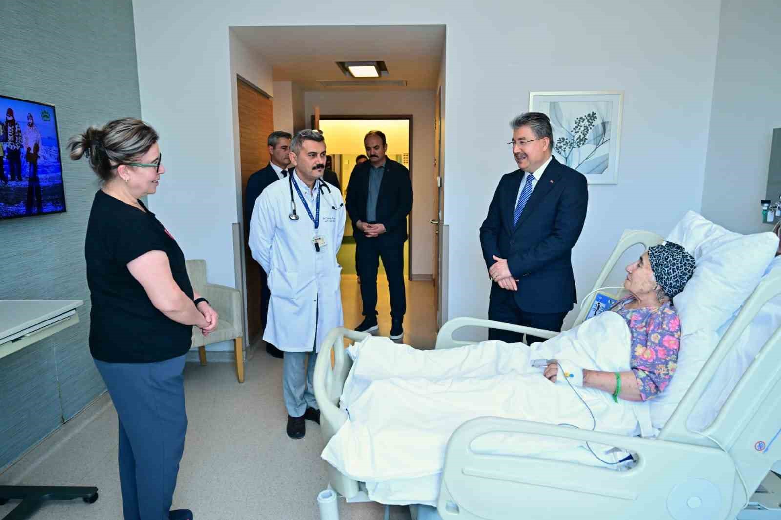 Vali Dr. Erdinç Yılmaz’dan şehit annesine hastanede ziyaret
