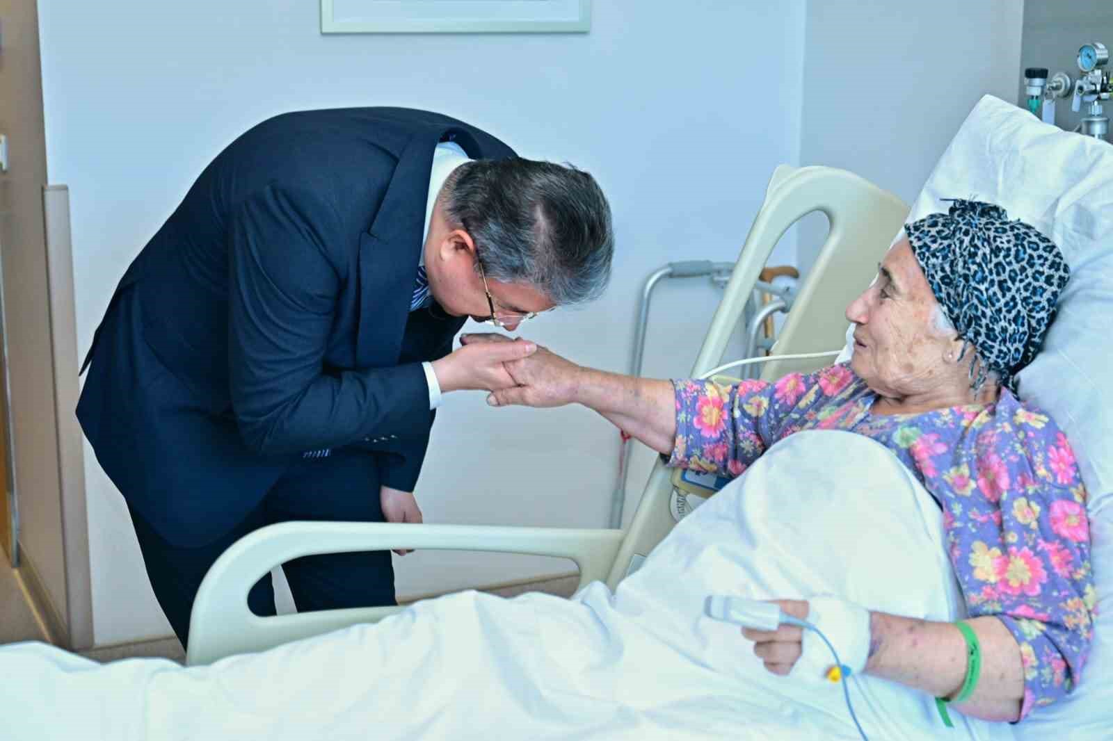 Vali Dr. Erdinç Yılmaz’dan şehit annesine hastanede ziyaret