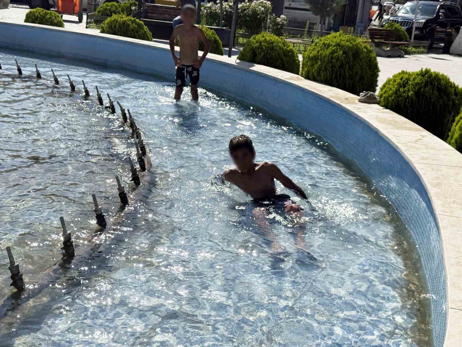 Iğdır’da çocuklar süs havuzunda serinledi