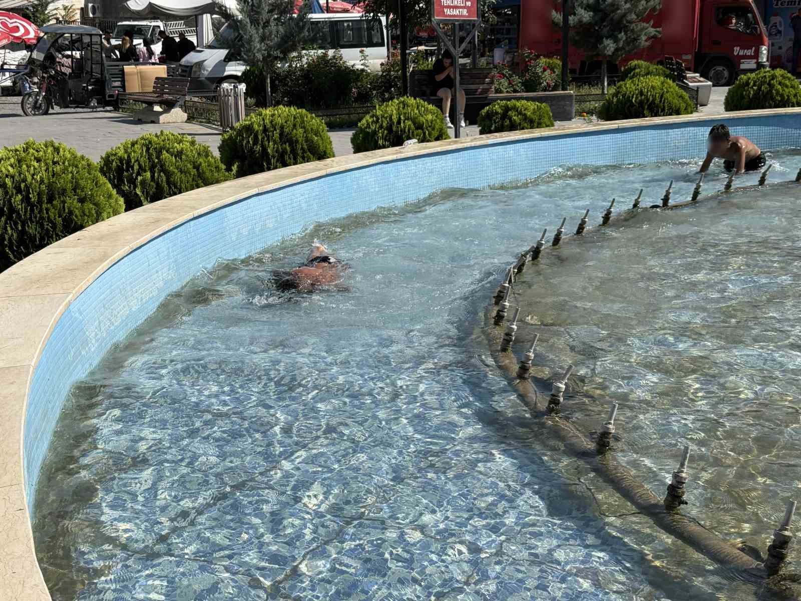 Iğdır’da çocuklar süs havuzunda serinledi