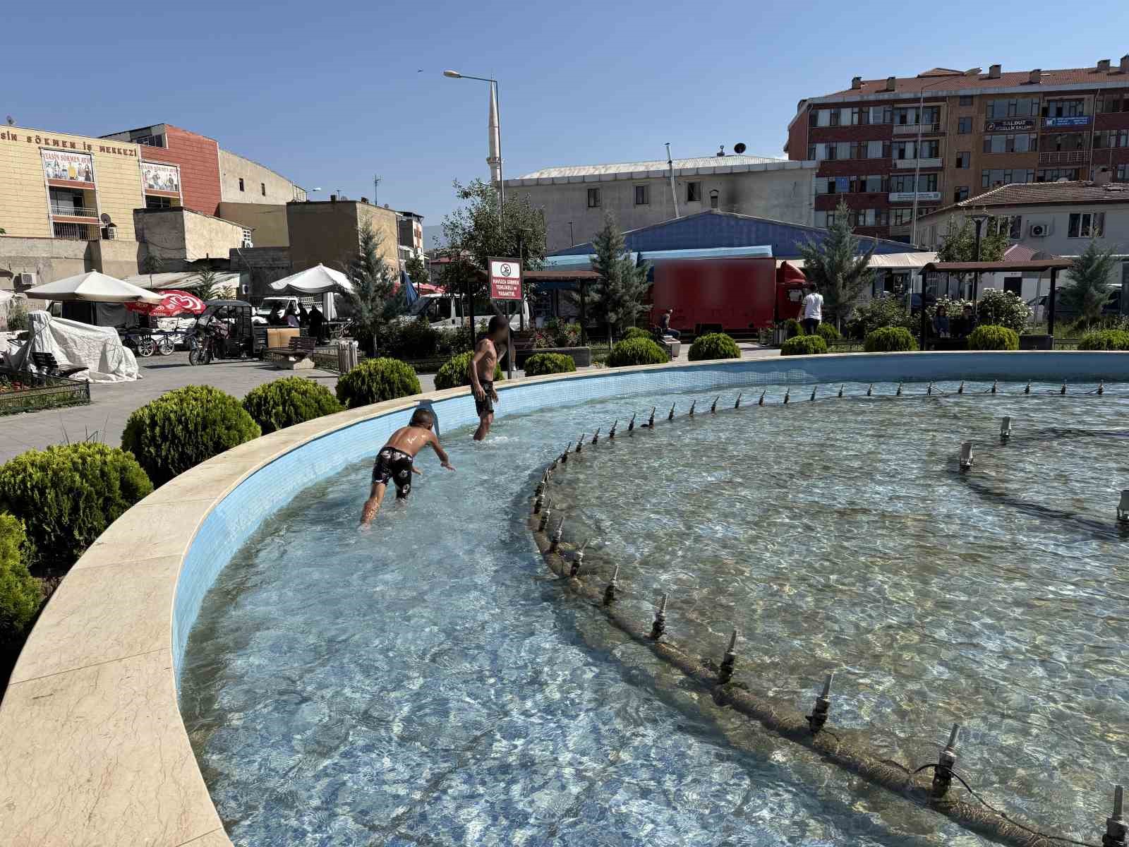 Iğdır’da çocuklar süs havuzunda serinledi