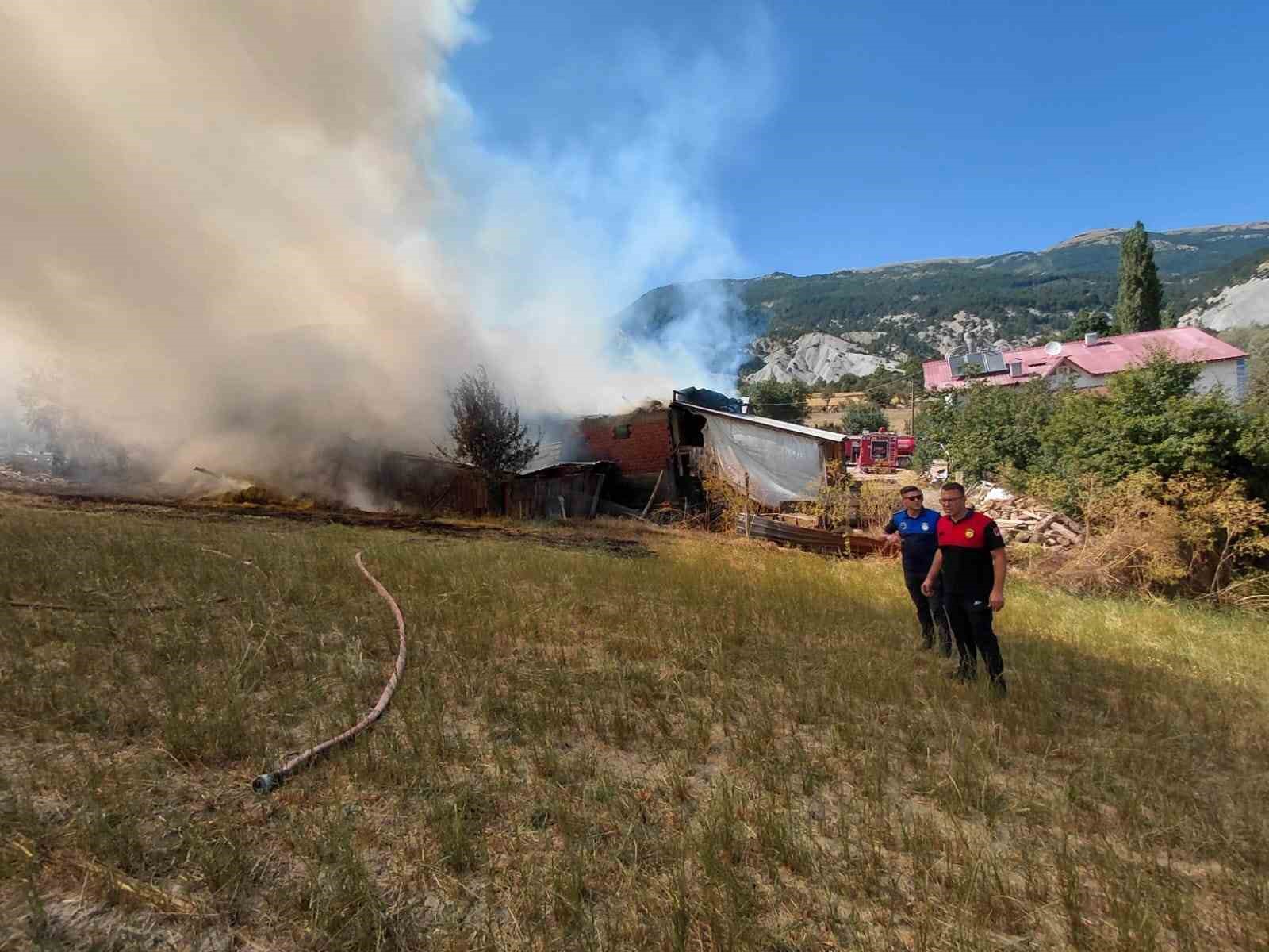 Bolu’da ahır ve samanlık alev alev yandı: Ekipler ve köylüler seferber oldu