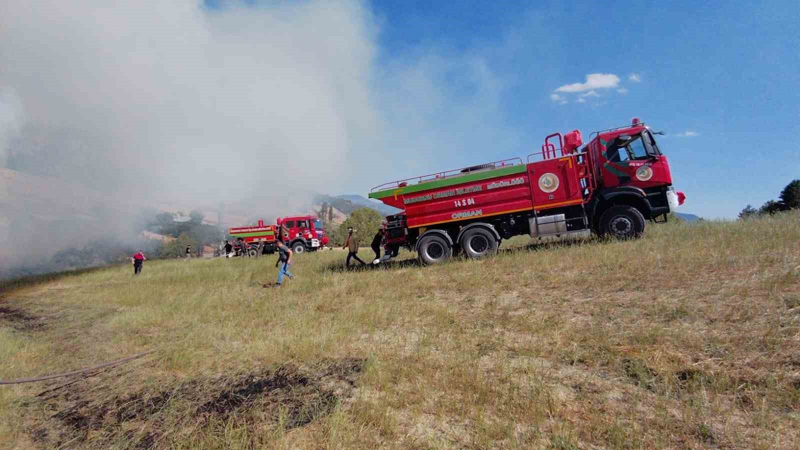 Bolu’da ahır ve samanlık alev alev yandı: Ekipler ve köylüler seferber oldu
