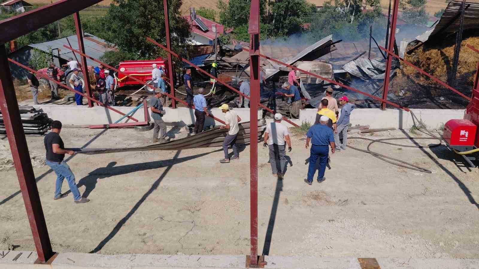 Bolu’da ahır ve samanlık alev alev yandı: Ekipler ve köylüler seferber oldu