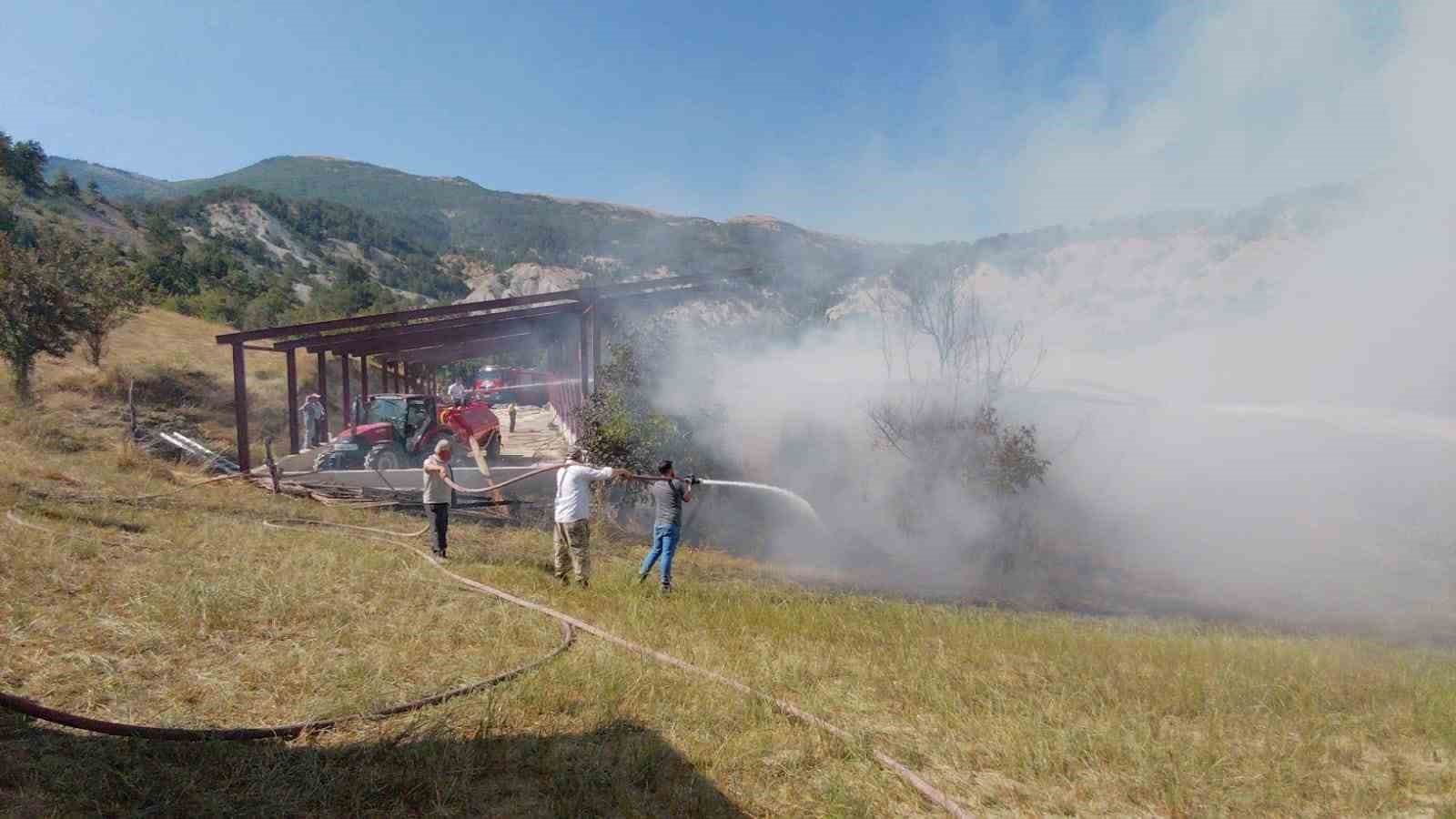 Bolu’da ahır ve samanlık alev alev yandı: Ekipler ve köylüler seferber oldu