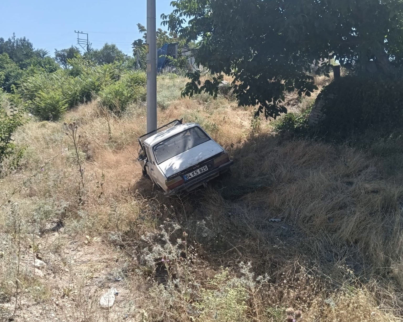 Uşak’ta yoldan çıkan otomobil elektrik direğine çarptı: 4 yaralı