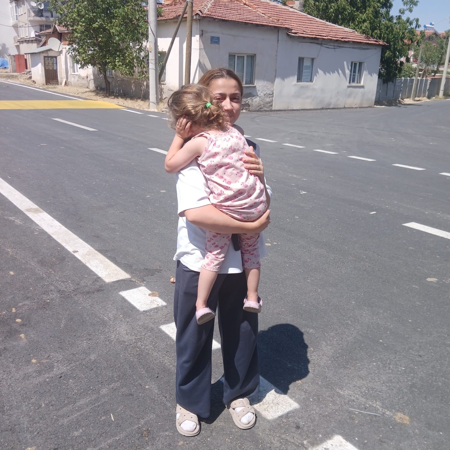 Kafası kapıya sıkışan 4 yaşındaki çocuğun imdadına itfaiye yetişti