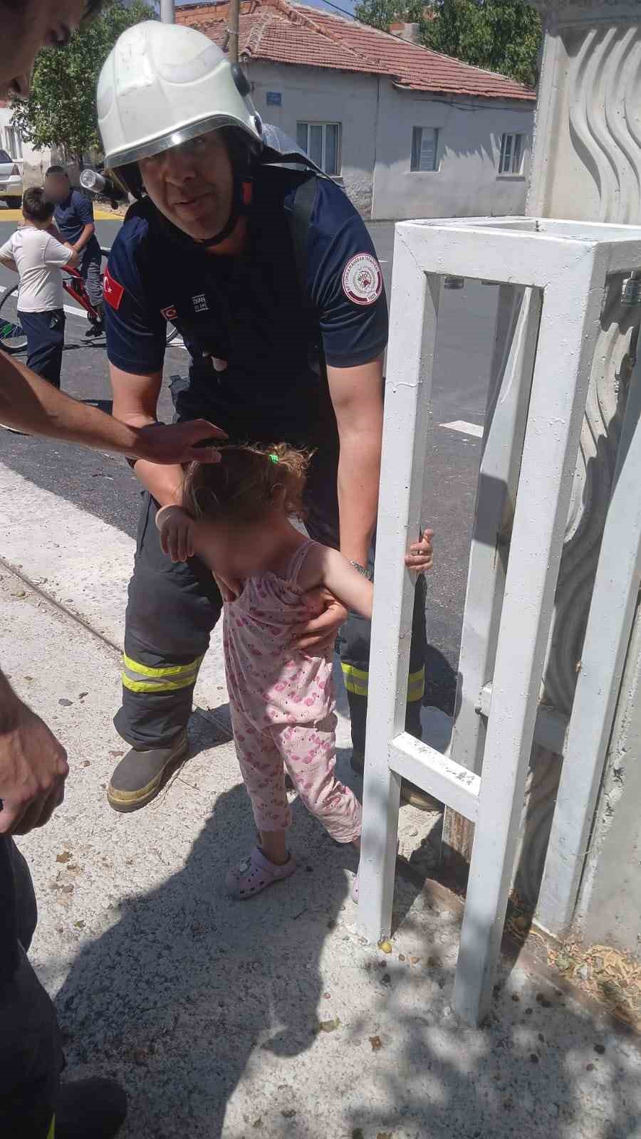 Kafası kapıya sıkışan 4 yaşındaki çocuğun imdadına itfaiye yetişti