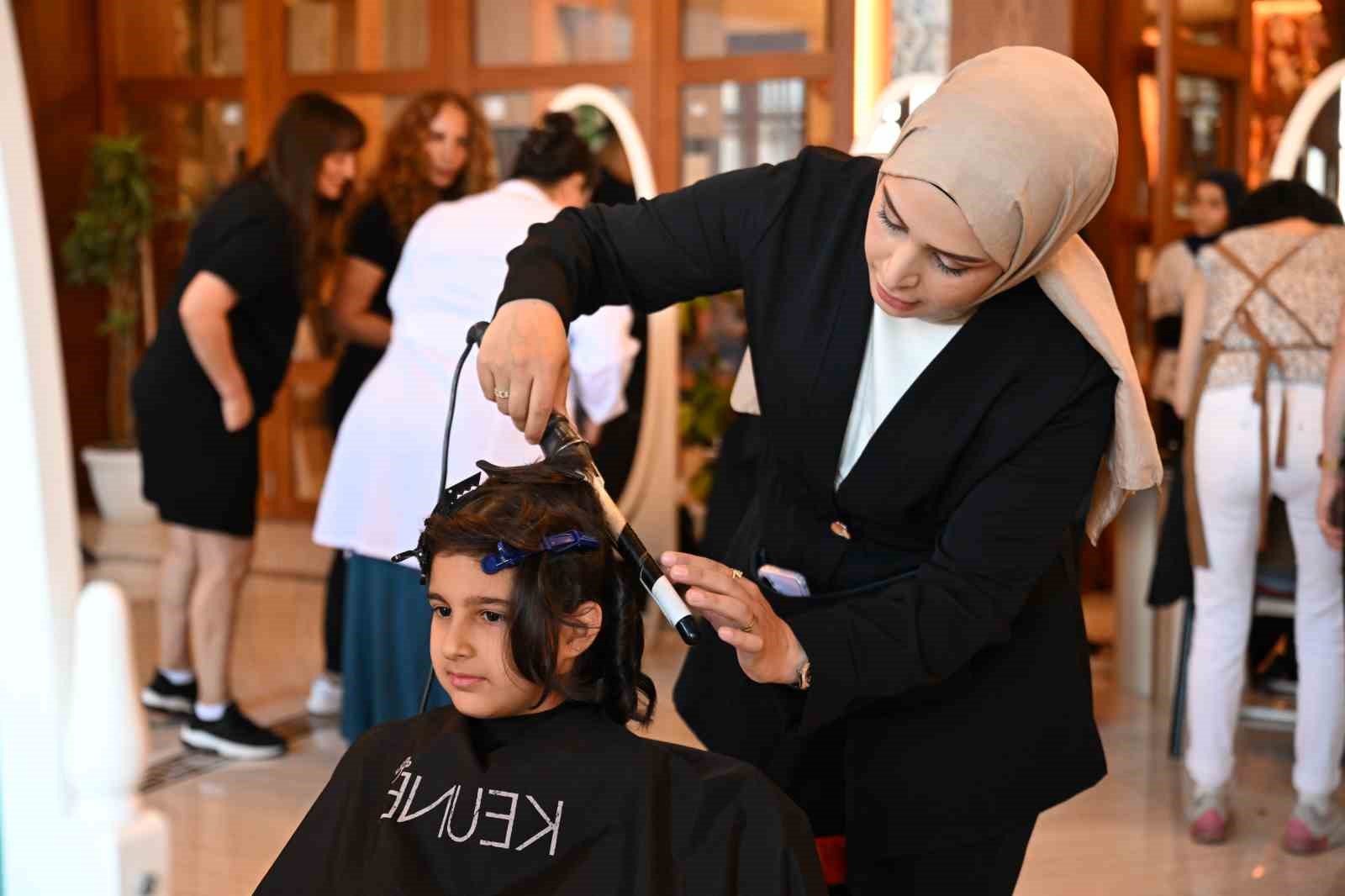 "Birlikte Güzeliz" Projesi kapsamında çocuklar gönüllü kuaförlerle bir araya geldi
