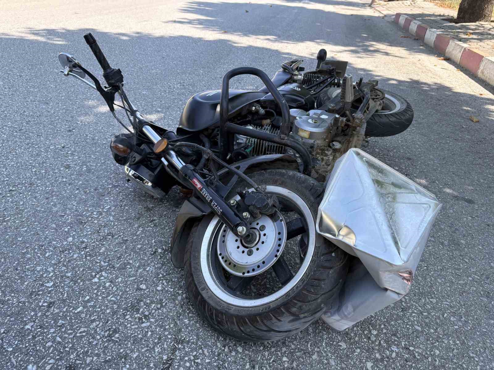 Kastamonu’da motosiklet yola düşen tenekeye çarptı: 1 yaralı