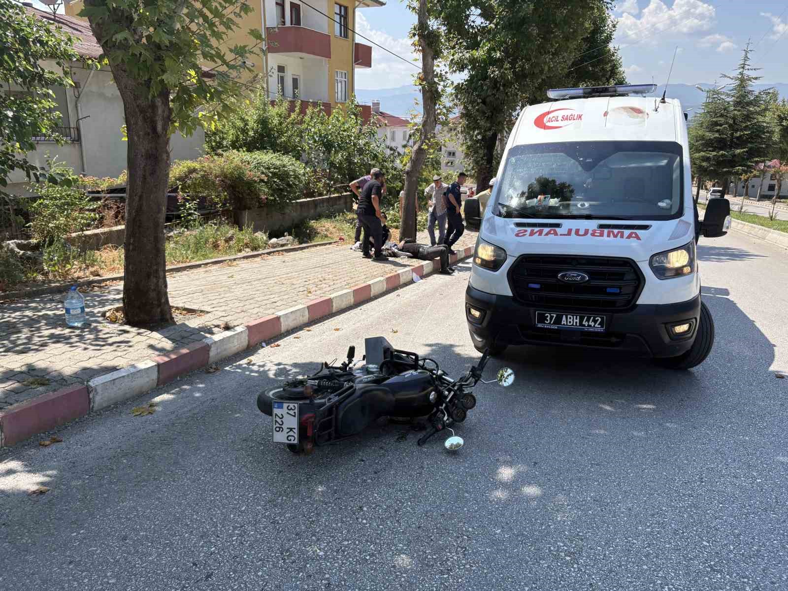 Kastamonu’da motosiklet yola düşen tenekeye çarptı: 1 yaralı